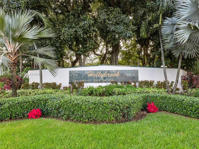 9811 N Hollybrook Lake Dr # 208, Pembroke Pines FL 33025