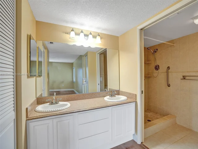 13700 SW 11th St # 101A, Pembroke Pines FL 33027