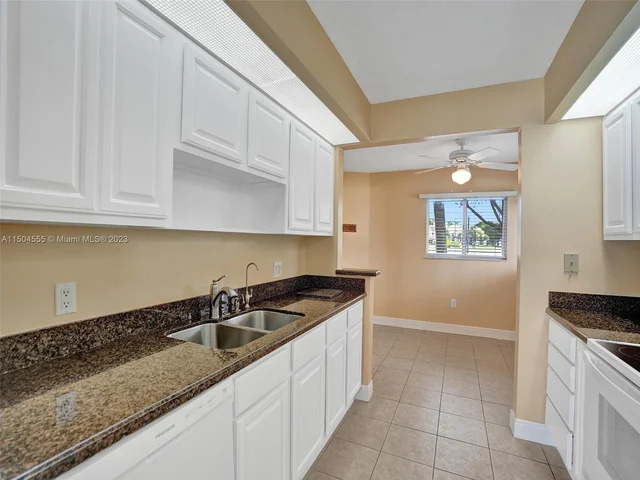 13700 SW 11th St # 101A, Pembroke Pines FL 33027