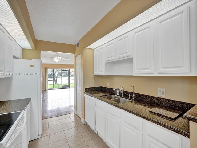 13700 SW 11th St # 101A, Pembroke Pines FL 33027