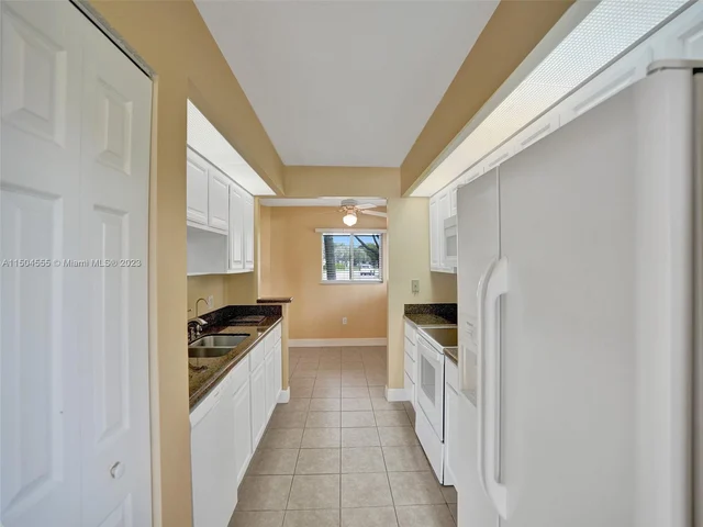 13700 SW 11th St # 101A, Pembroke Pines FL 33027