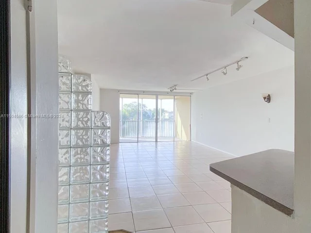 1750 NE 191st St # 4, Miami FL 33179