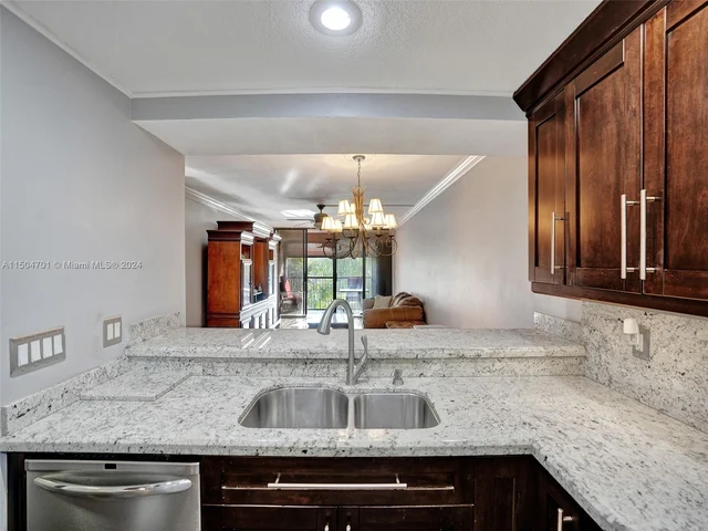 5729 Coral Lake Dr # 305, Margate FL 33063