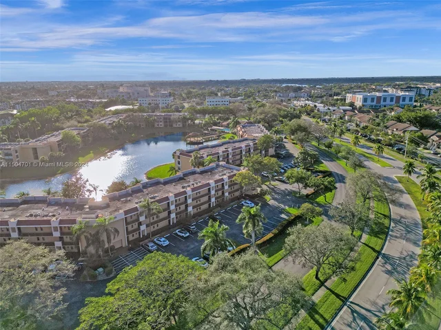 5729 Coral Lake Dr # 305, Margate FL 33063