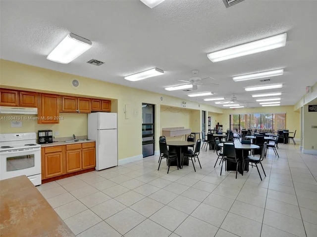 5729 Coral Lake Dr # 305, Margate FL 33063