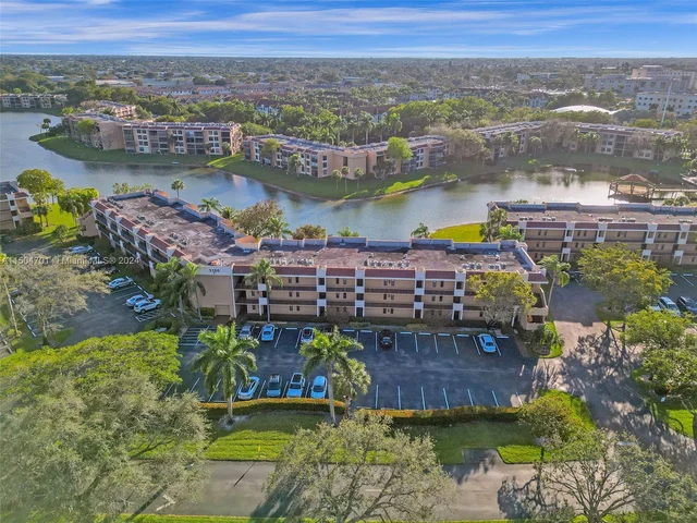 5729 Coral Lake Dr # 305, Margate FL 33063