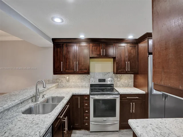 5729 Coral Lake Dr # 305, Margate FL 33063