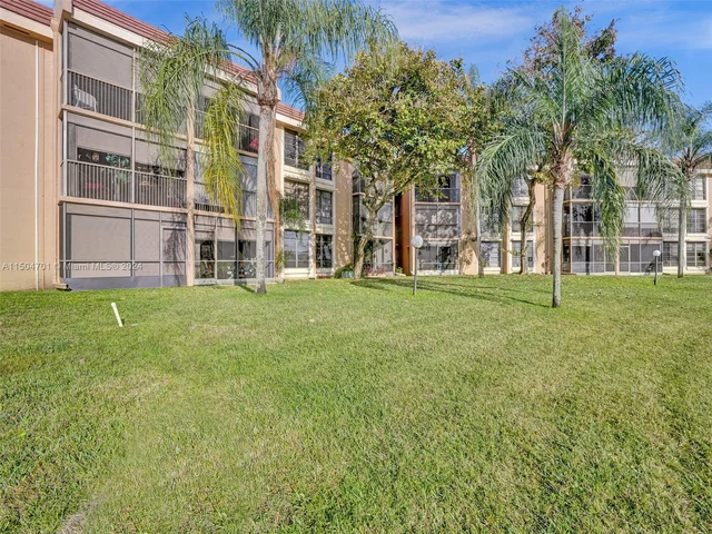 5729 Coral Lake Dr # 305, Margate FL 33063