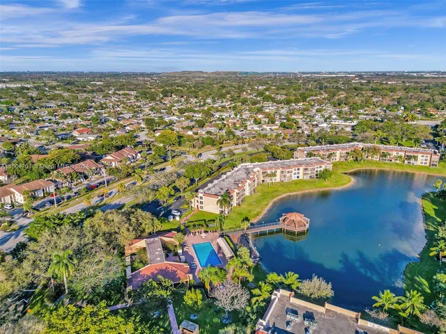 5729 Coral Lake Dr # 305, Margate FL 33063