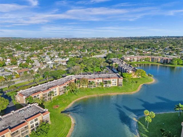 5729 Coral Lake Dr # 305, Margate FL 33063