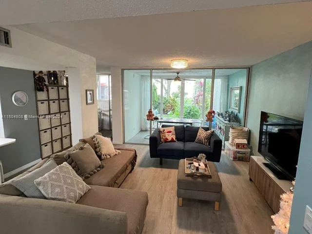 9431 Evergreen Pl # 103, Davie FL 33324