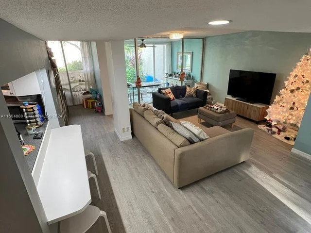 9431 Evergreen Pl # 103, Davie FL 33324