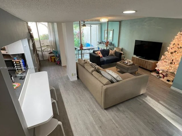 9431 Evergreen Pl # 103, Davie FL 33324