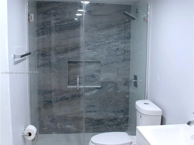 5050 NW 7th St, Miami FL 33126