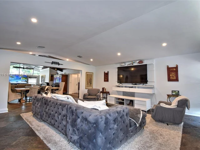 2060 NE 55th St, Fort Lauderdale FL 33308