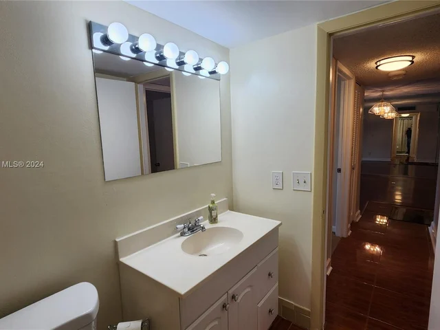 141 SE 3rd Ave # 105, Dania Beach FL 33004