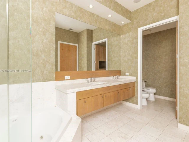 900 Brickell Key BL # 1905, Miami FL 33131