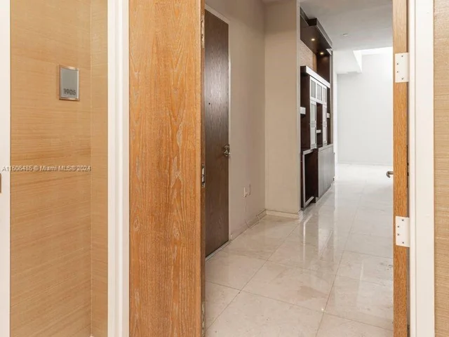 900 Brickell Key BL # 1905, Miami FL 33131