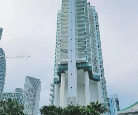 900 Brickell Key BL # 1905, Miami FL 33131