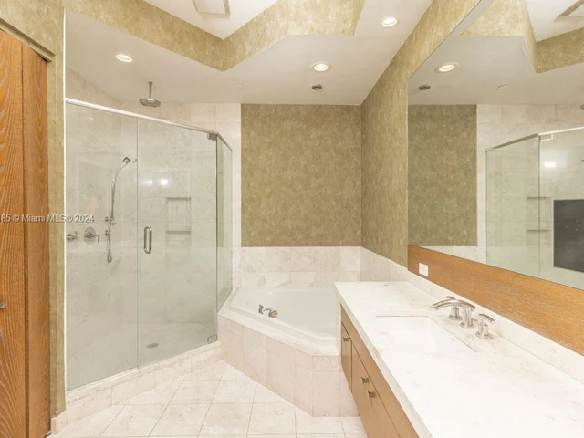 900 Brickell Key BL # 1905, Miami FL 33131