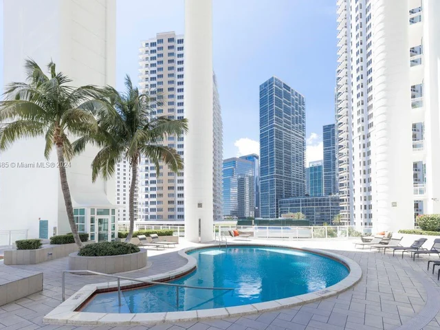900 Brickell Key BL # 1905, Miami FL 33131