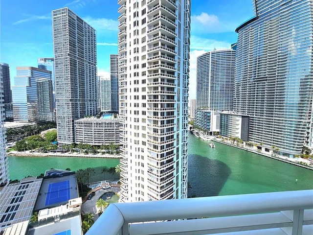900 Brickell Key BL # 1905, Miami FL 33131