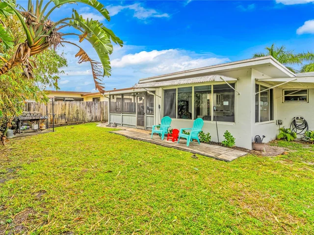 8590 NW 10th St, Pembroke Pines FL 33024