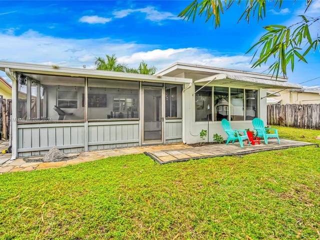 8590 NW 10th St, Pembroke Pines FL 33024