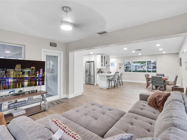 8590 NW 10th St, Pembroke Pines FL 33024