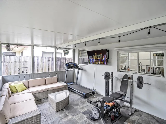 8590 NW 10th St, Pembroke Pines FL 33024