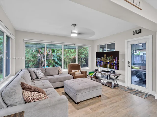 8590 NW 10th St, Pembroke Pines FL 33024