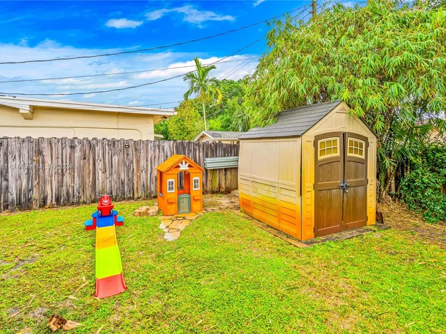 8590 NW 10th St, Pembroke Pines FL 33024