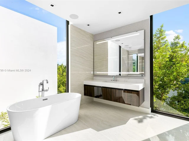 3172 N Bay Rd, Miami Beach FL 33140