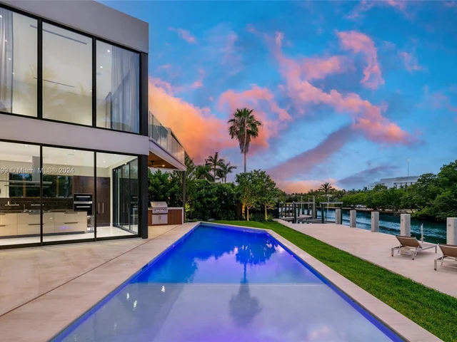 3172 N Bay Rd, Miami Beach FL 33140