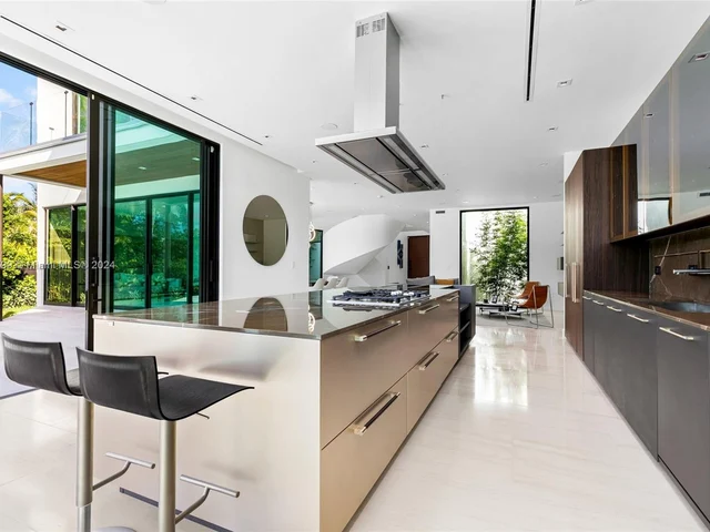 3172 N Bay Rd, Miami Beach FL 33140