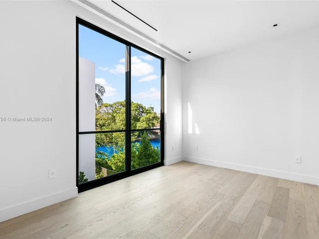 3172 N Bay Rd, Miami Beach FL 33140