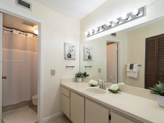 117 Lake Emerald Dr # 105, Oakland Park FL 33309