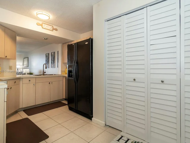 117 Lake Emerald Dr # 105, Oakland Park FL 33309