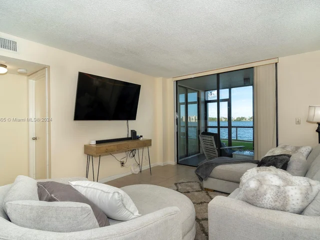 117 Lake Emerald Dr # 105, Oakland Park FL 33309