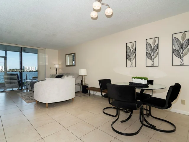 117 Lake Emerald Dr # 105, Oakland Park FL 33309