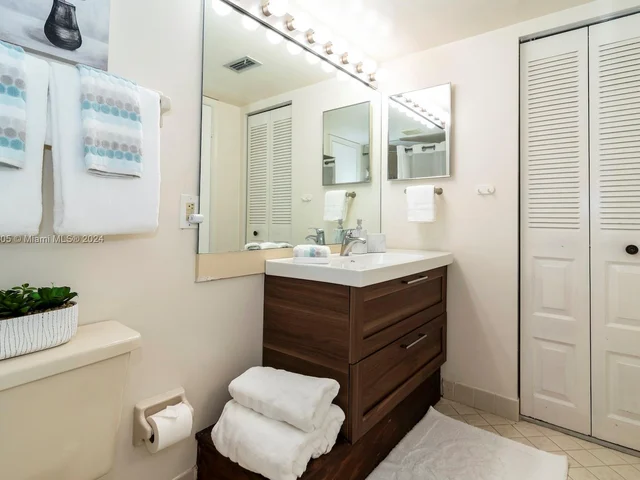 117 Lake Emerald Dr # 105, Oakland Park FL 33309