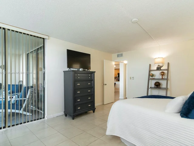 117 Lake Emerald Dr # 105, Oakland Park FL 33309