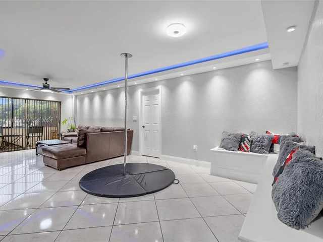 4176 Inverrary Drive # 208, Lauderhill FL 33319