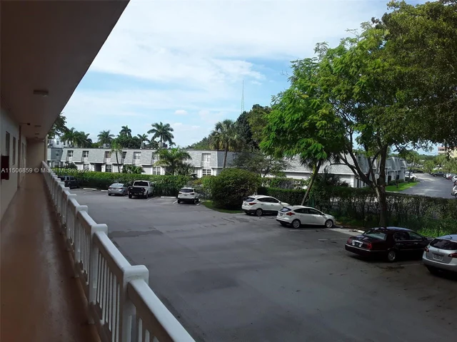 6731 Cypress Rd # 110, Plantation FL 33317