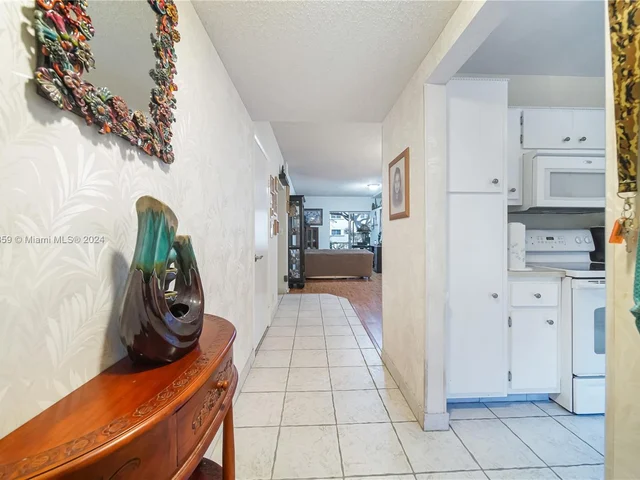 6731 Cypress Rd # 110, Plantation FL 33317