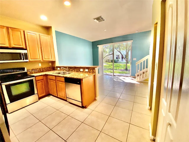 21111 NW 14th Pl # 33, Miami Gardens FL 33169