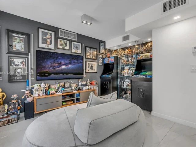 5660 Collins Ave # 2A, Miami Beach FL 33140