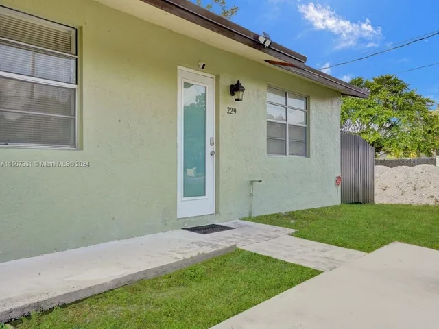229 NW 7th Ave, Dania Beach FL 33004
