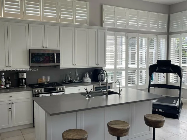 126 Coral Cay Dr, Palm Beach Gardens FL 33418