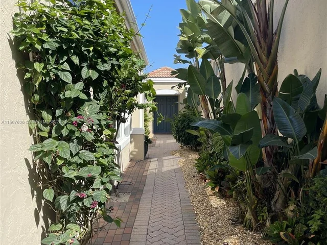 126 Coral Cay Dr, Palm Beach Gardens FL 33418